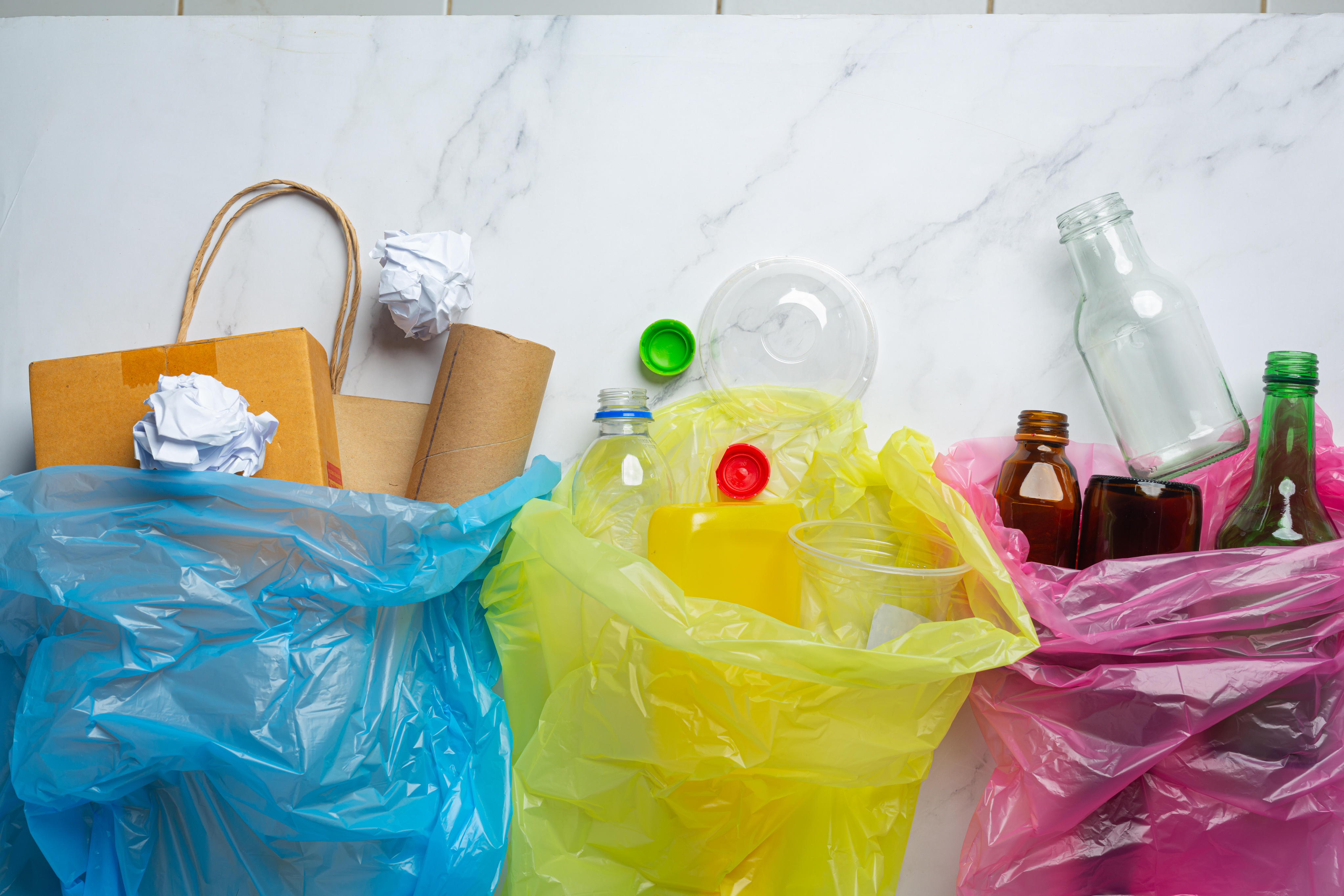 Ilustración de residuos aprovechables - plástico, cartón, papel, vidrio y metales para reciclaje