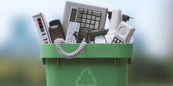Ilustración de aparatos electrónicos para reciclaje - computadoras, televisores y dispositivos